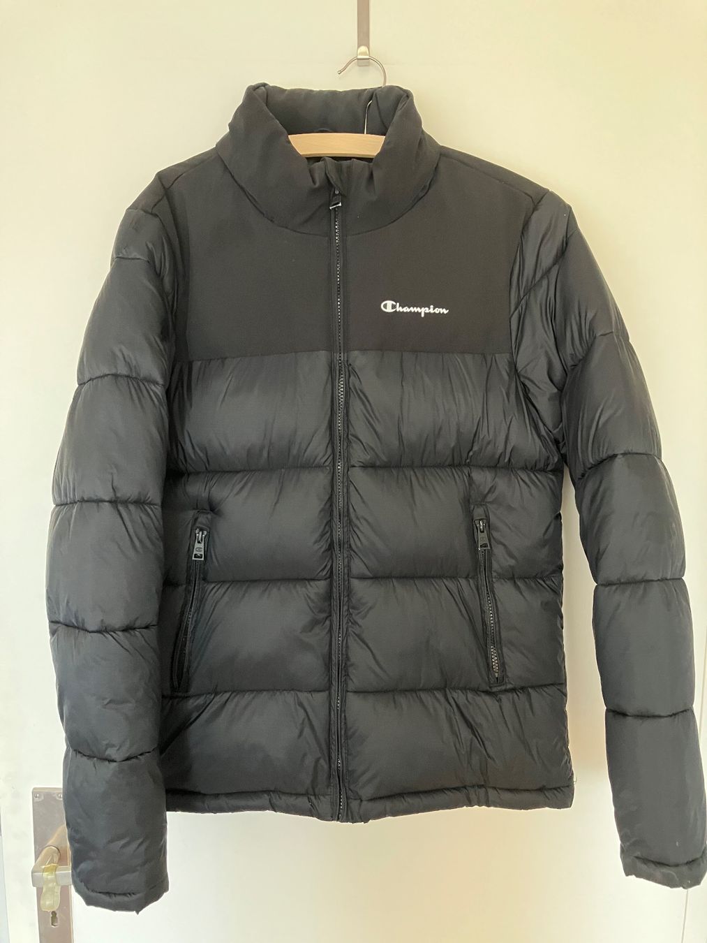Champion Giacche & Cappotti: Schwarze Champion Pufferjacke Grösse S – Usato da Thalwil venduto da ansae17