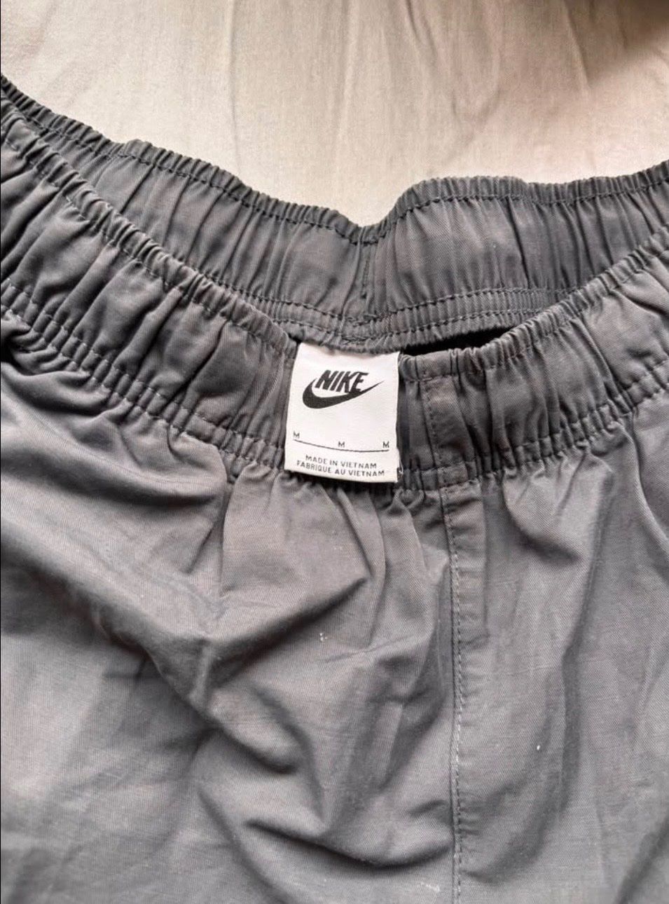 Nike Pantaloni: Nike cargo gris taille M – Nuovo (secondo la descrizione) da Genève venduto da jae_n2pn 1