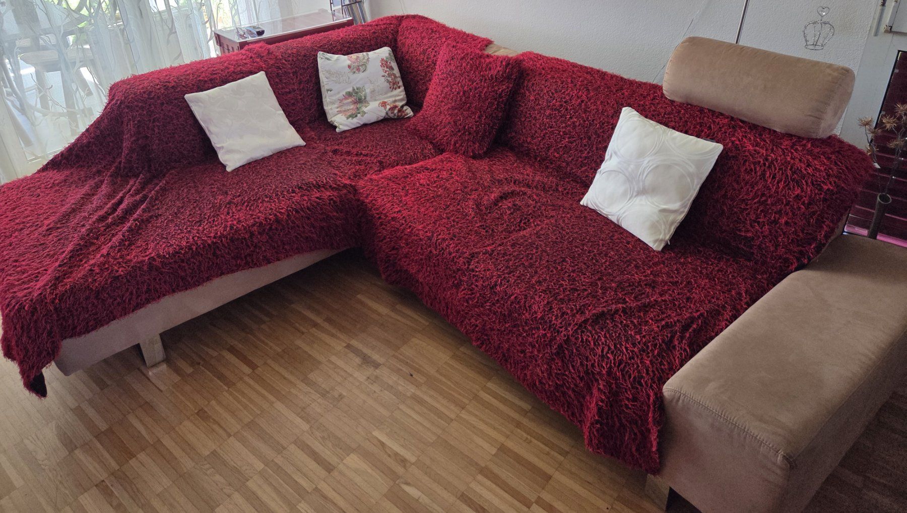 Sofas: Hochwertige Eckcouch / Sofagarnitur in Beige inkl. Hocker – Gebraucht aus Möhlin von Azbi