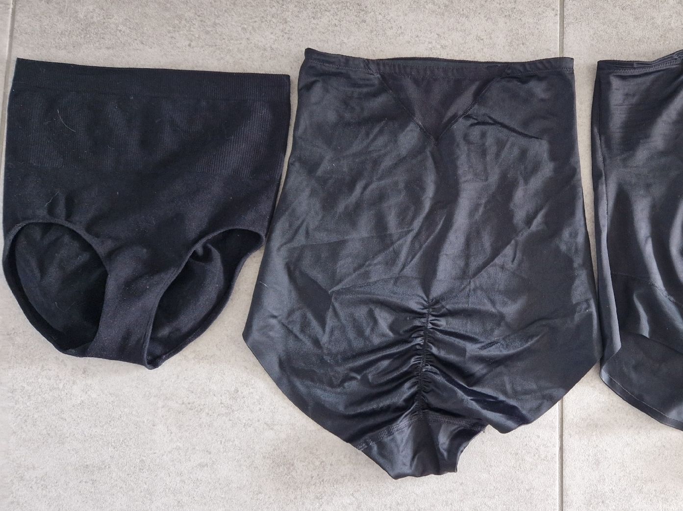 Lotti di vestiti: lot de 2 gaines taille 40/42 – Usato da Sion venduto da nat_xz7y