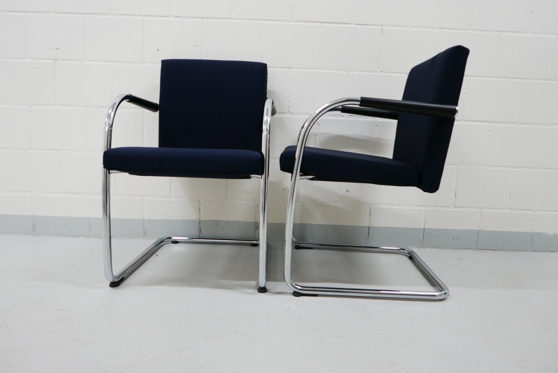 Vitra Sedie: Vitra Freischwinger Stühle blau HE002 – Usato da Aesch BL venduto da Zeitstuecke 2