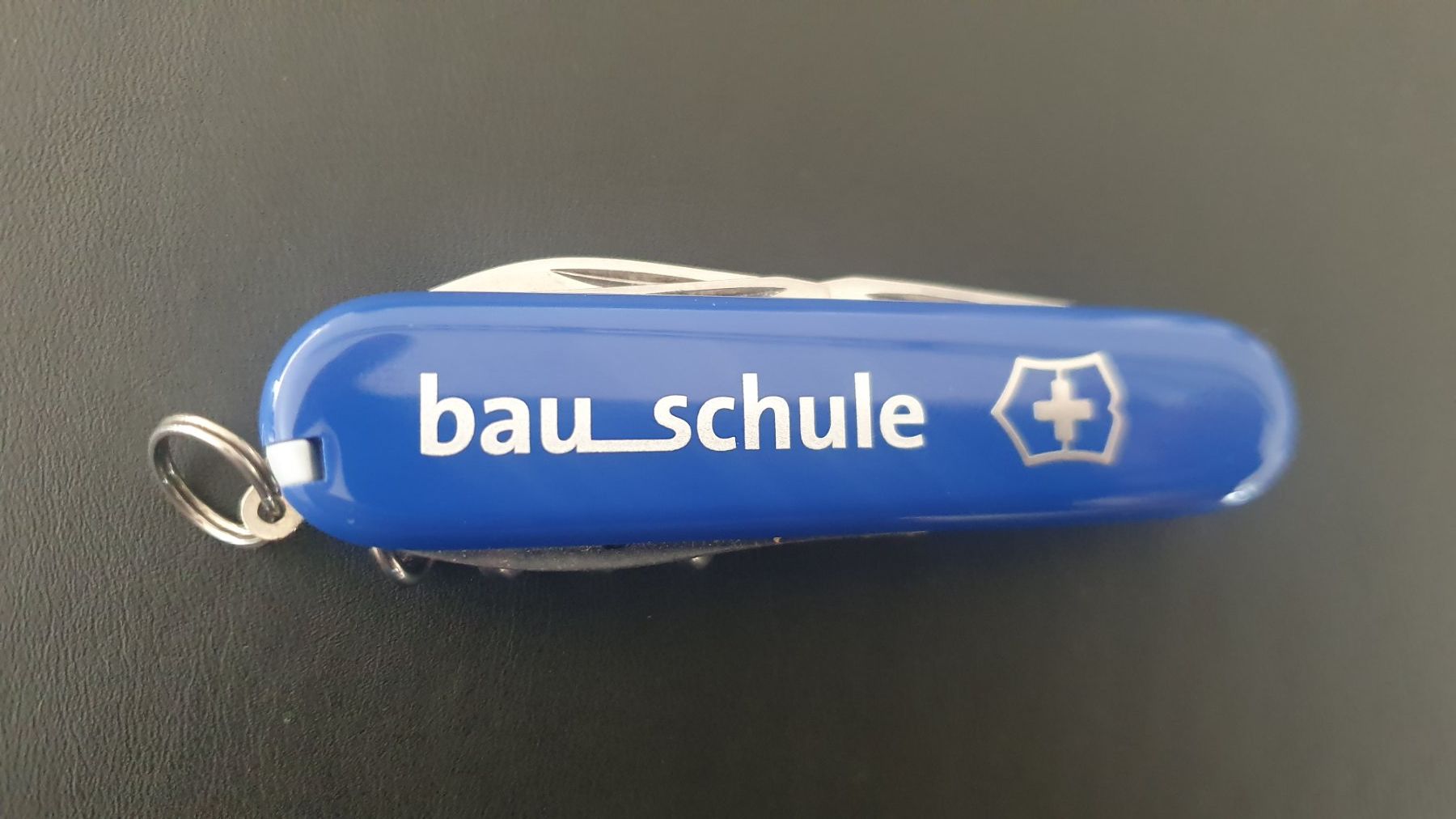 Victorinox Coltelli tascabile: 2 Victorinox Taschenmesser mit Logo – Usato da Härkingen venduto da MarianneSi