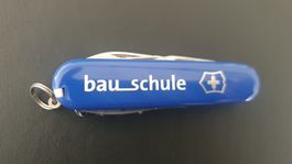 Ein Victorinox Taschenmesser / OFFICIER SUISSE mit Logo