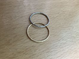 Zwei Fingerringe schmal strukturiert silber und goldfarben