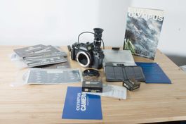 Olympus OM-4 Schwarz · 35mm mit viel Zubehör & Dokumentation