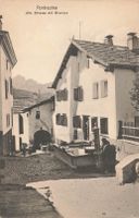 Pontresina GR Engadin Alte Strasse mit Brunnen belebt