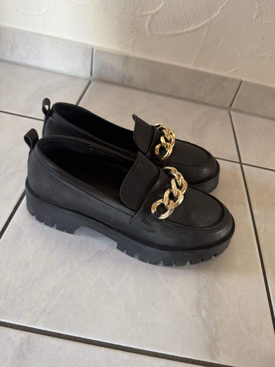 Pimkie Scarpe da donna: Schwarze Loafers mit Goldkette – Usato da Hergiswil NW venduto da kaufe_bei_kaufmann