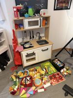 Ikea-Spielküche mit viel Zubehör und Kochschürzen