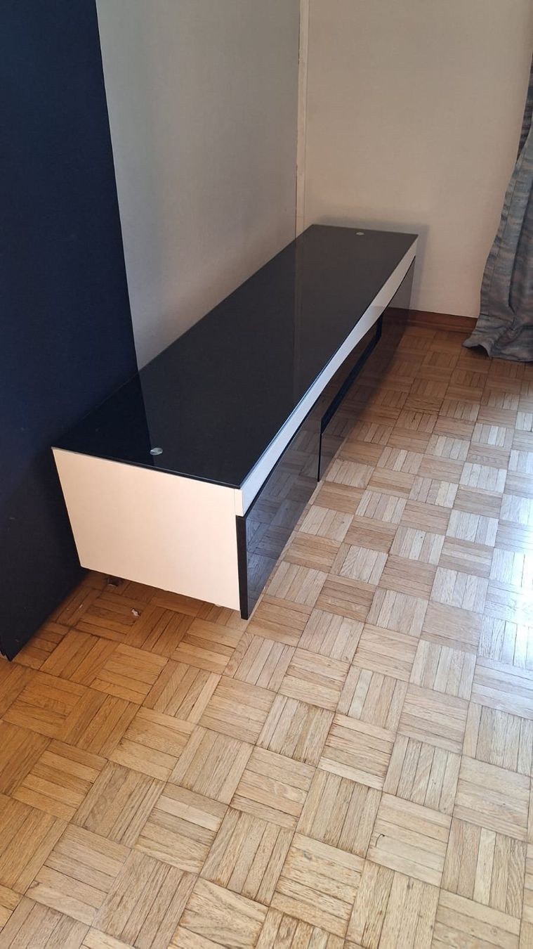Meubles TV: TV Möbel Schwarz/Weiss mit Glasplatte – D'occasion à St. Gallen par mandelaa 2