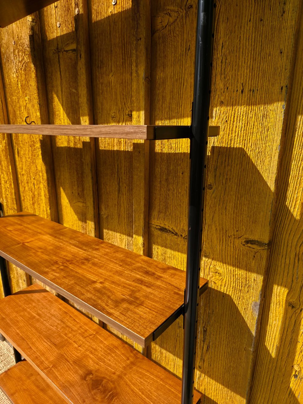 Regale: Mid Century  Teleskopregal  Nussbaum – Gebraucht aus Haslen AI von Vintagelix 6