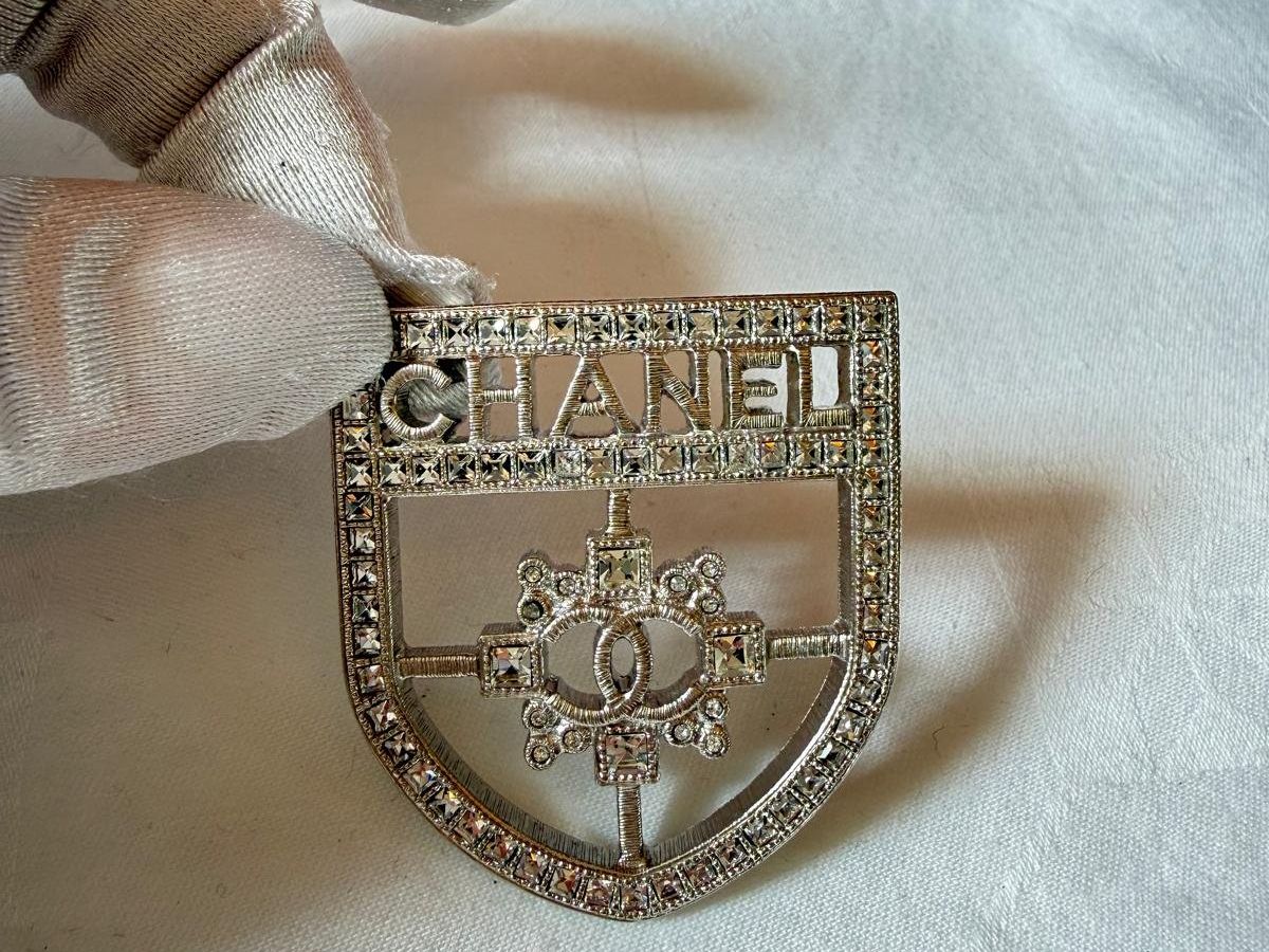 Chanel Spille & Fermagli: Chanel Brosche Wappen, Rarität – Nuovo (secondo la descrizione) da Oberarth venduto da SSS.