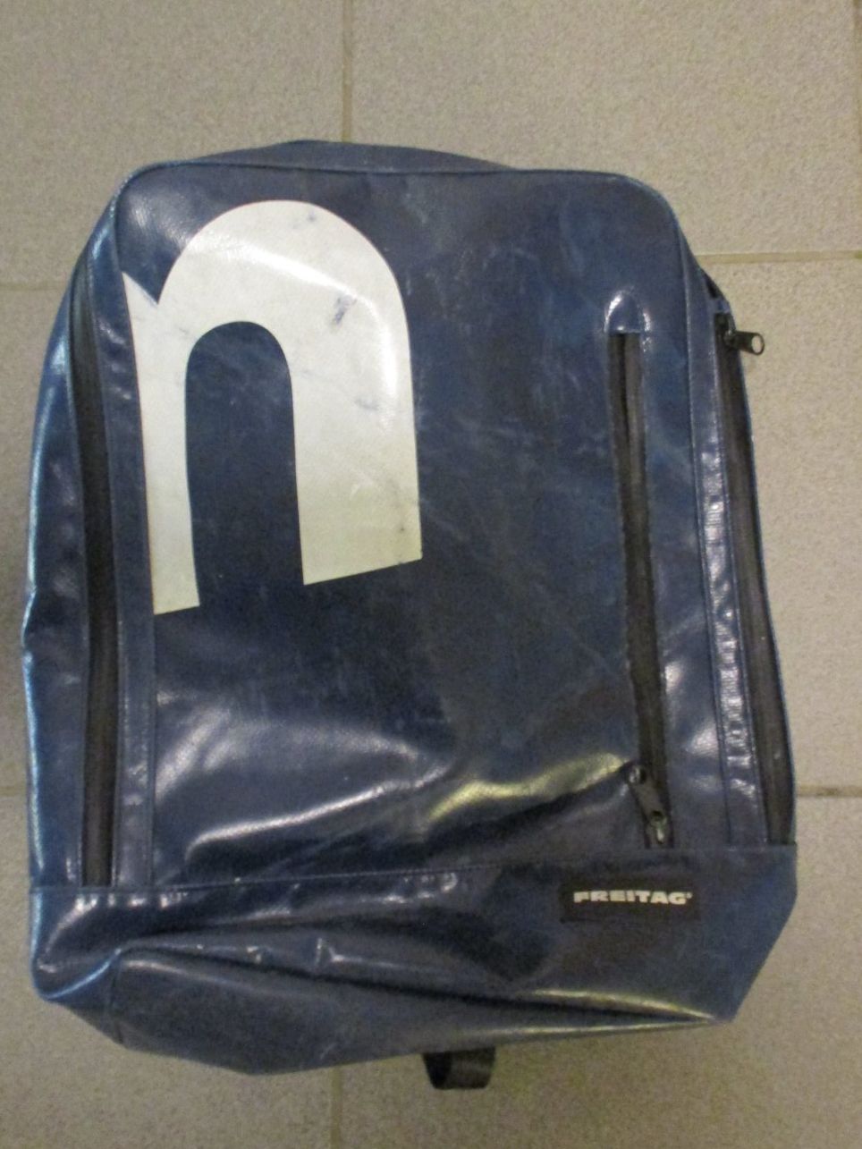 Freitag Rucksäcke: Sac à dos FREITAG bleu avec grand "n" blanc – Gebraucht aus La Sarraz von vic_v6kz