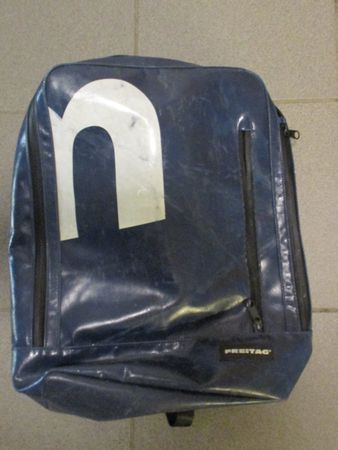 Sac à dos FREITAG bleu avec grand "n" blanc