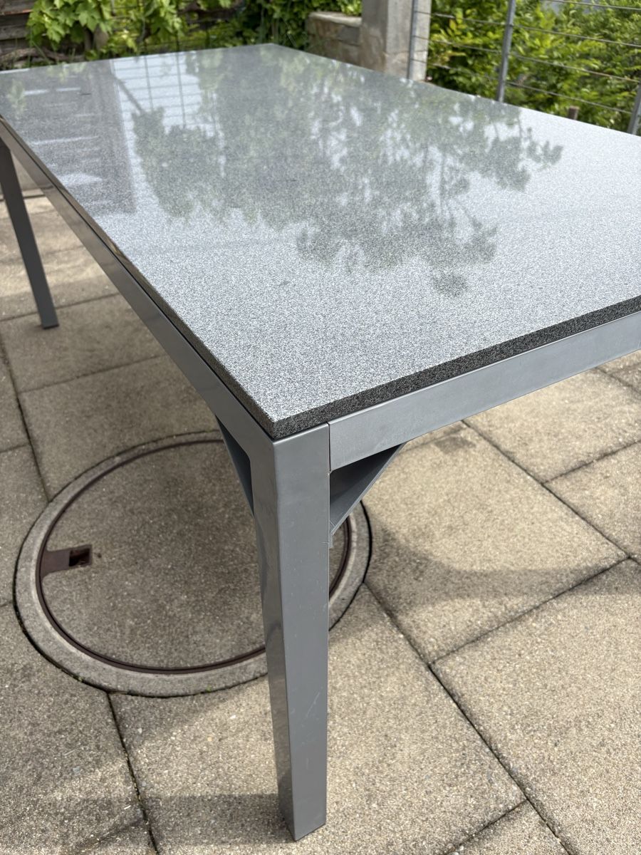 Tische: Gartentisch mit Granitplatte – Gebraucht aus Uster von Carpenter1 4