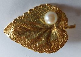 Elegante Brosche in Blattform, goldfarben mit Perle