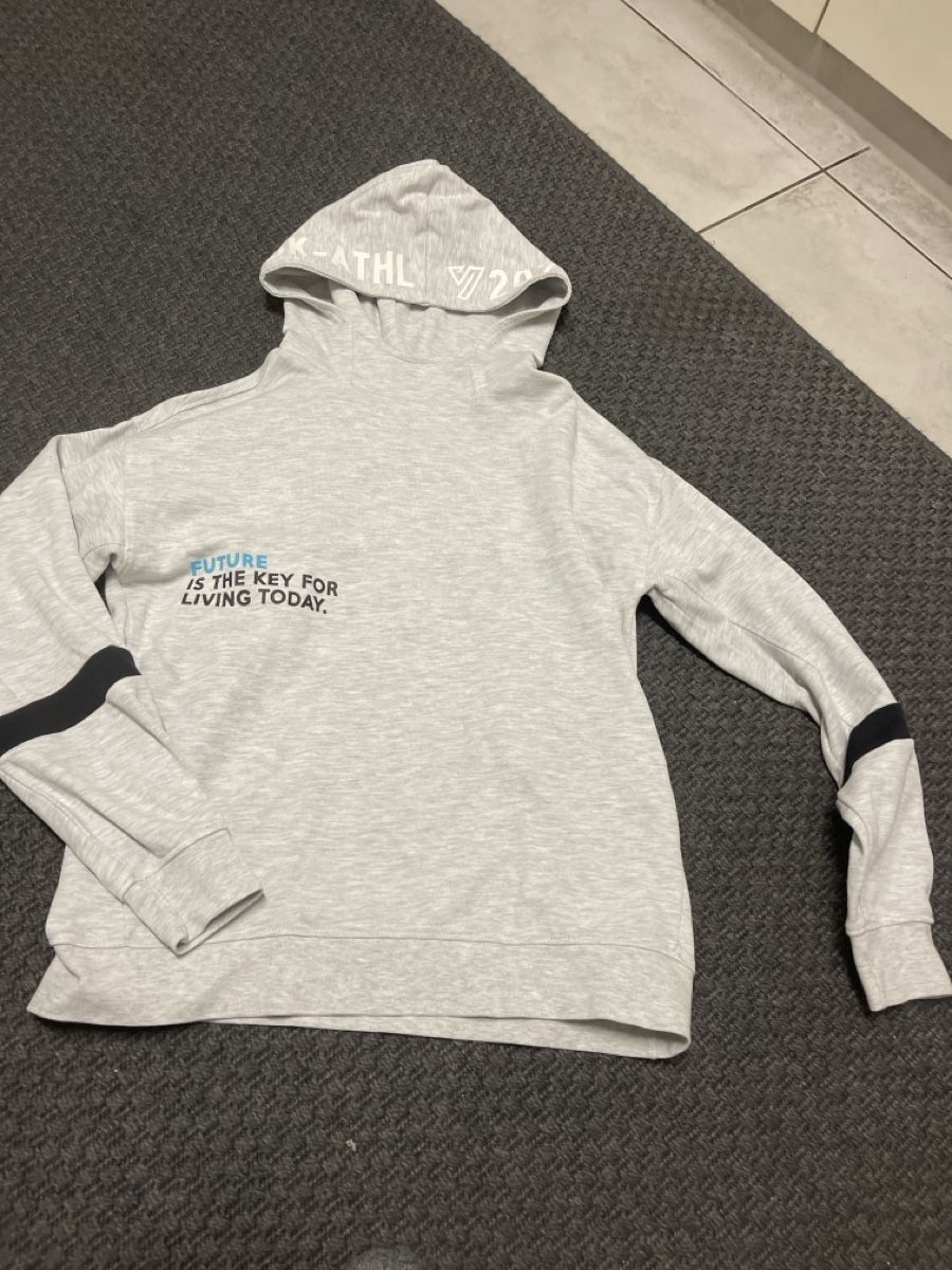 Pullover & Sweatshirts: Kaputzenpulli hellgrau junge gr 164 – Gebraucht aus Bad Zurzach von Cuore34