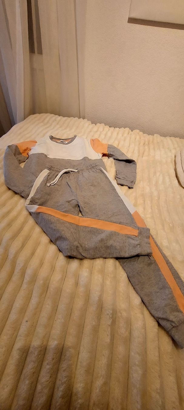 Completi: Stylischer Mädchen Trainer Gr. 134 – Usato da Elsau venduto da Caramelito