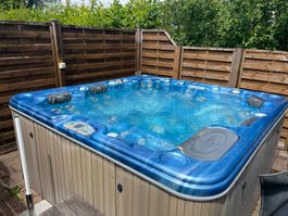 Whirlpool von CalSpas mit sechs Sitzen