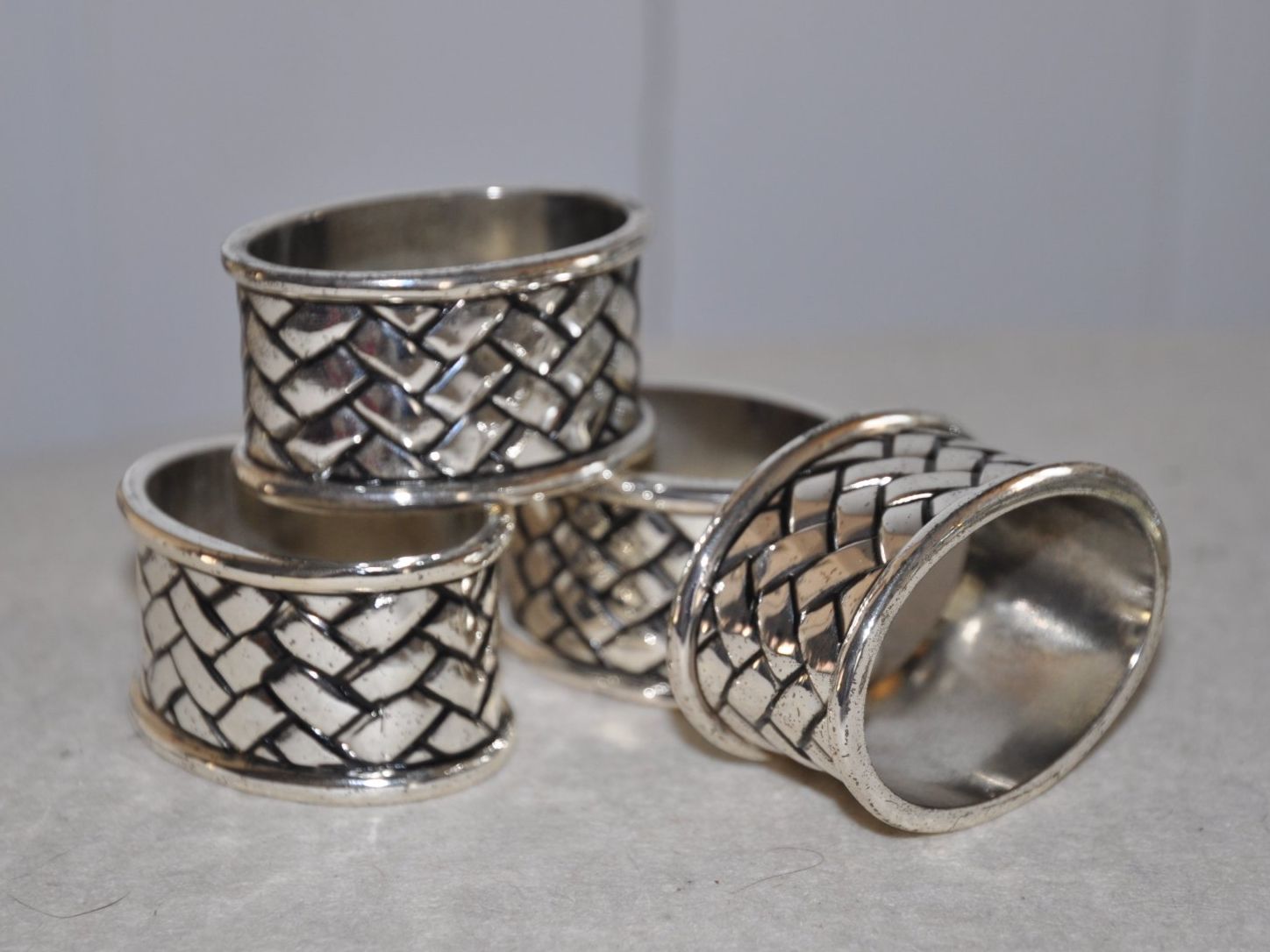 Sonstige Dekorationen & Accessoires: 4 Serviettenringe mit Flechtmuster, Metall, Vintage – Gebraucht aus Boll von Theodora15