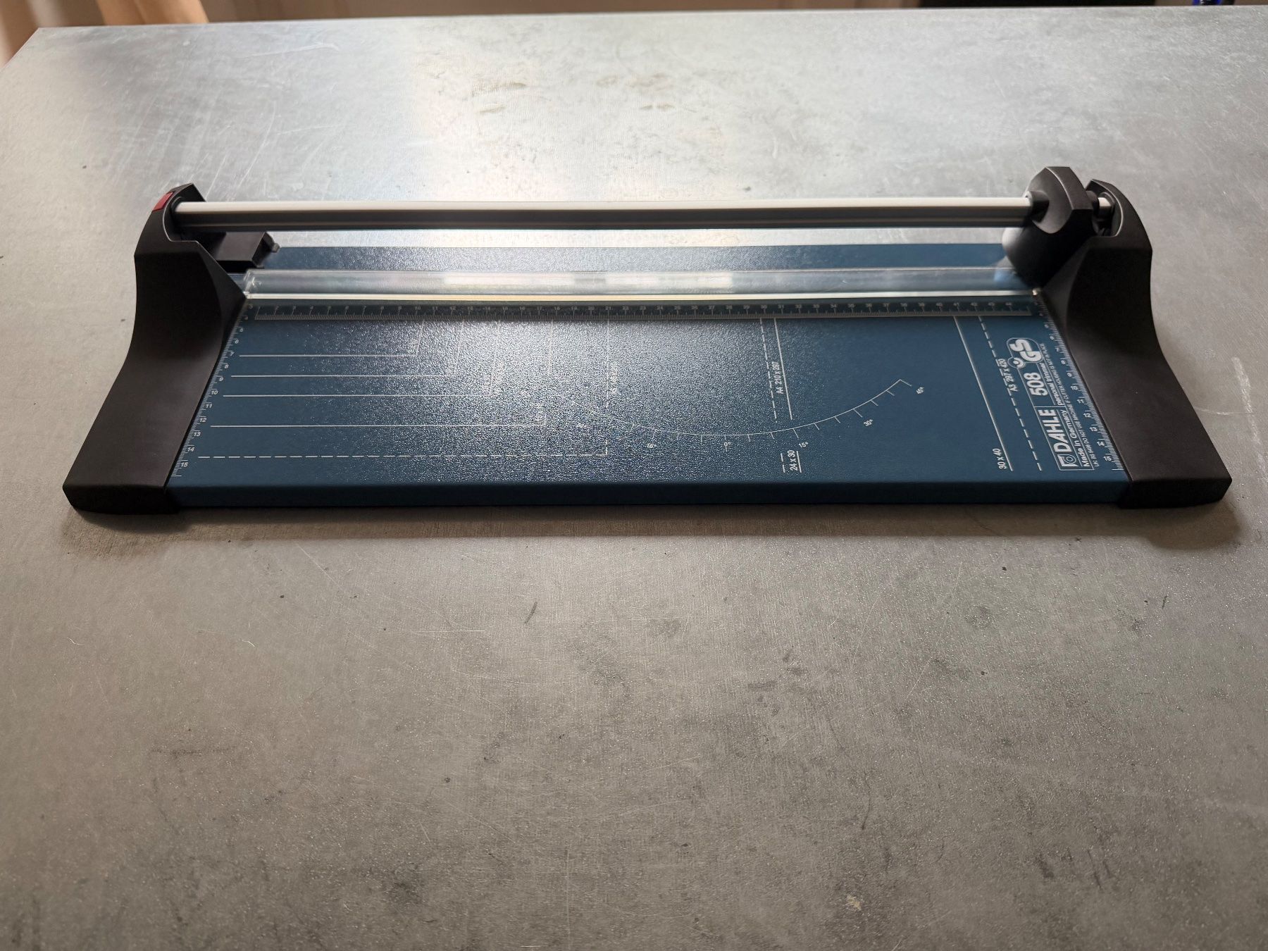 Tutte le macchine: Dahle 560 Papierschneidemasachine – Usato da Luzern venduto da mughetto13 1