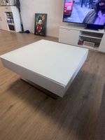 Glas-Couchtisch mit drehbarer Ablage