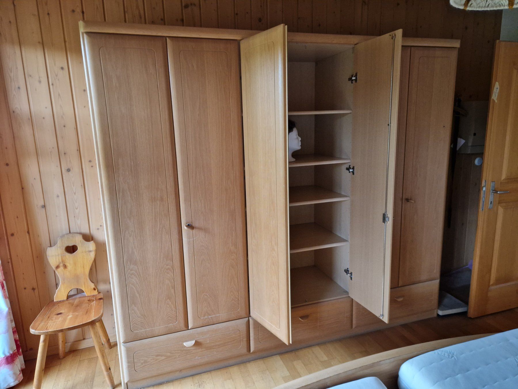 Bico Betten: Schlafzimmermöbel Eiche Massiv Kleiderschrank Kommode Spi... – Gebraucht aus Münsingen von Geeskile 1