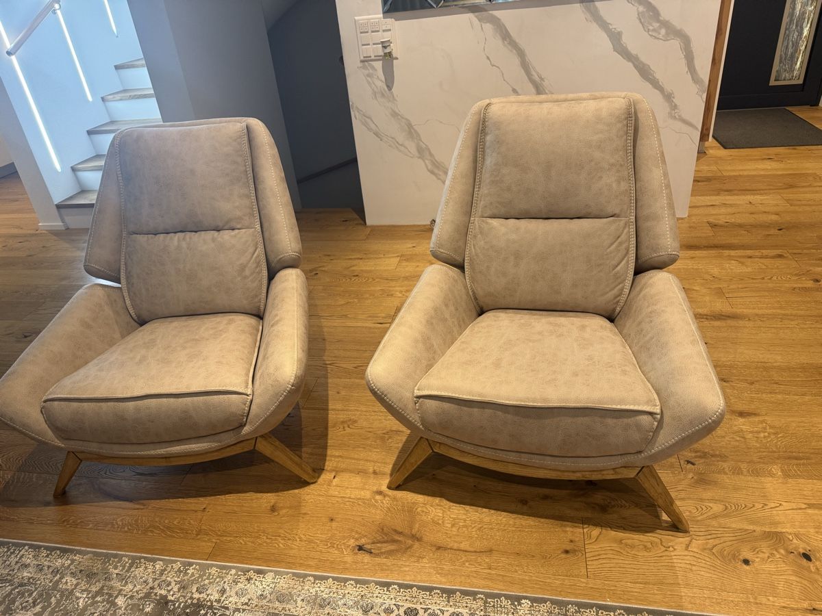 Sofas: Sofa und Esszimmerstühle – Neu (gemäss Beschreibung) aus Hallwil von kuj_6v7n 4