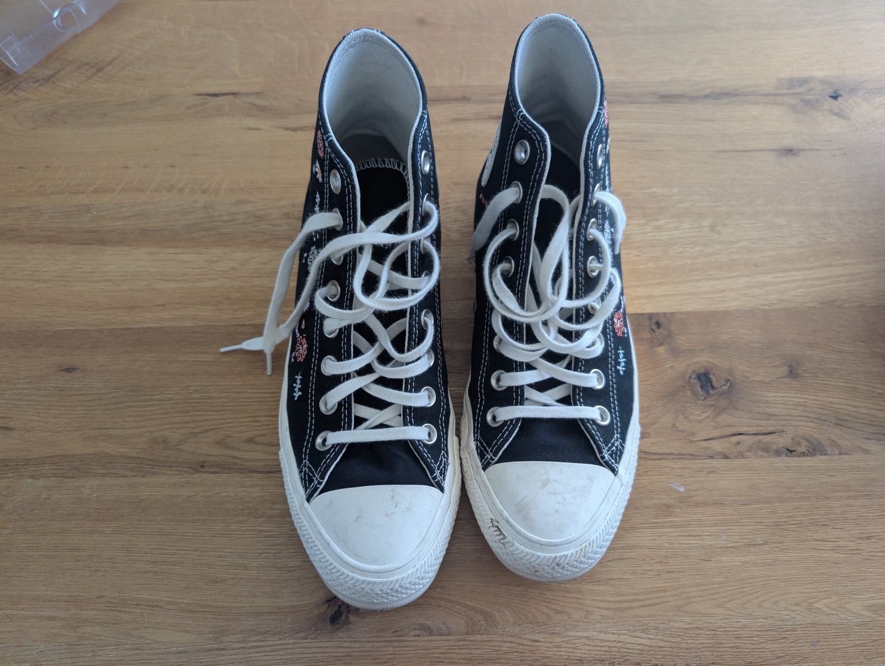 Converse Damenschuhe: Original Converse Blumen Schwarz Gr. 40 – Gebraucht aus Aarau Rohr von fio_8298 1