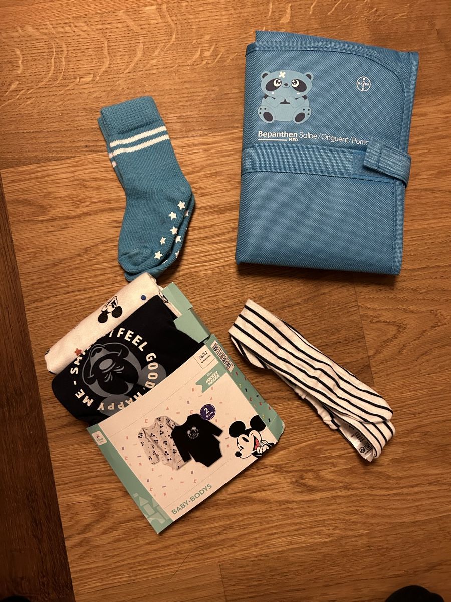 Lotti & Set di vestiti: Baby Bundle: Bodysuits, Socks, and Changing Mat Set 49 – Nuovo (secondo la descrizione) da Territet venduto da gue_s7rn