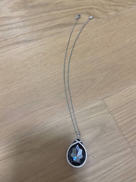 Swarovski Altri gioielli: Swarovski Halskette mit Anhänger – Usato da Horgen venduto da nasten 1