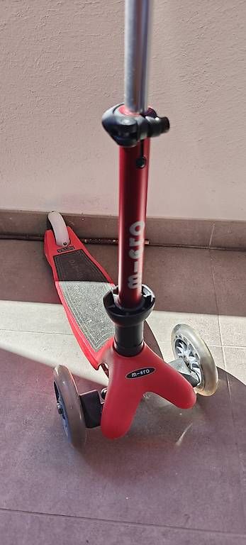 Kickboard: Trottinette micro deluxe + casque  – D'occasion à Versoix par C0sm0p0l1t4n 4