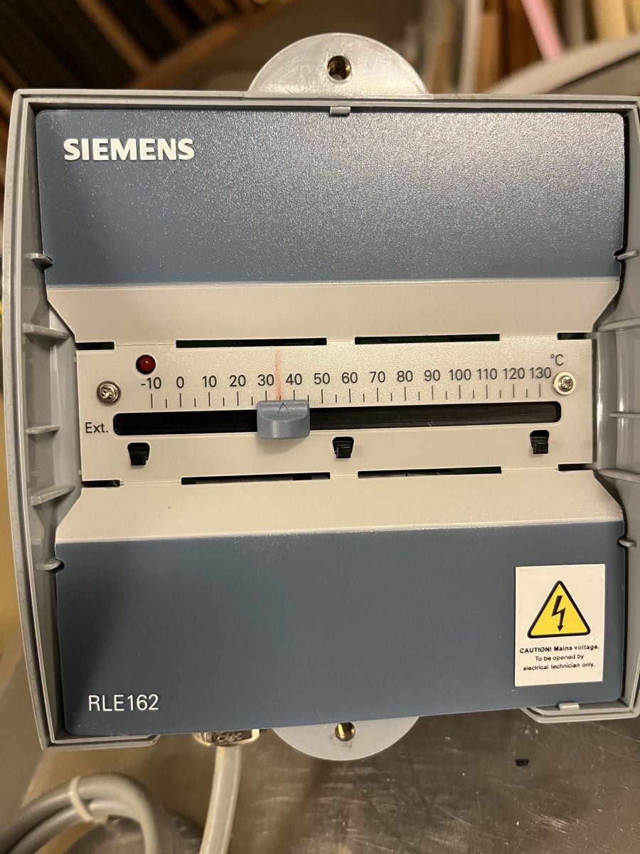 Siemens Misurare: Siemens RLE162 Temperaturregler – Usato da Rüti ZH venduto da Walti0 1