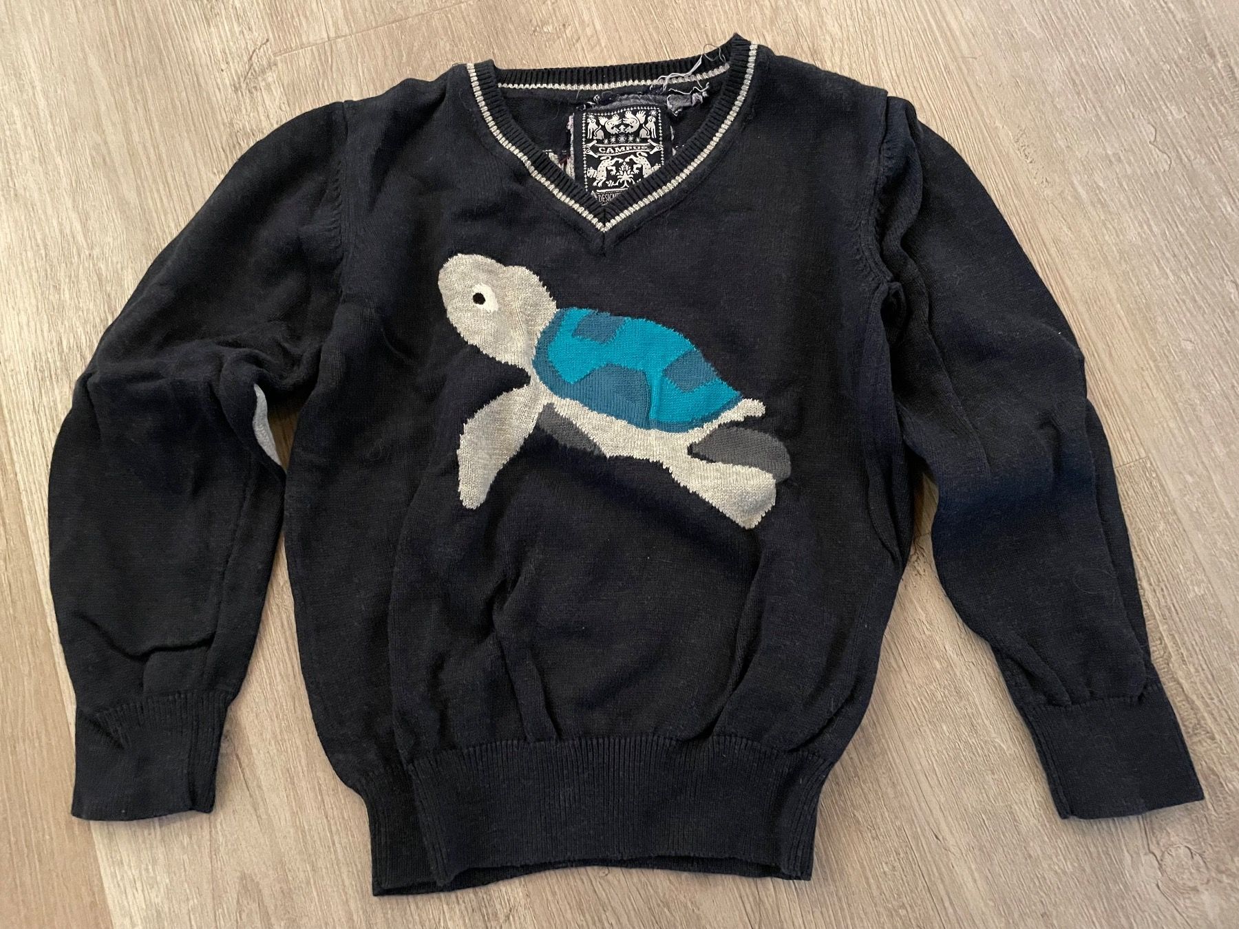 Maglioni & Felpe: Strickpullover Turtle Academy von Campus, Grösse 116 – Usato da Pfäffikon ZH venduto da rue78