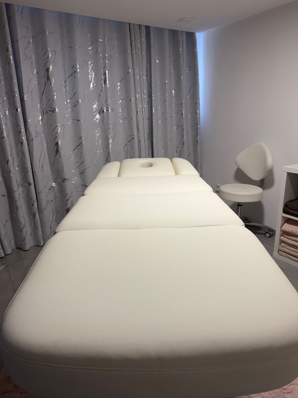 Kosmetik-& Massageliegen: Hochwertige Massagebank – Gebraucht aus Wilen b. Wil von Valerx 1