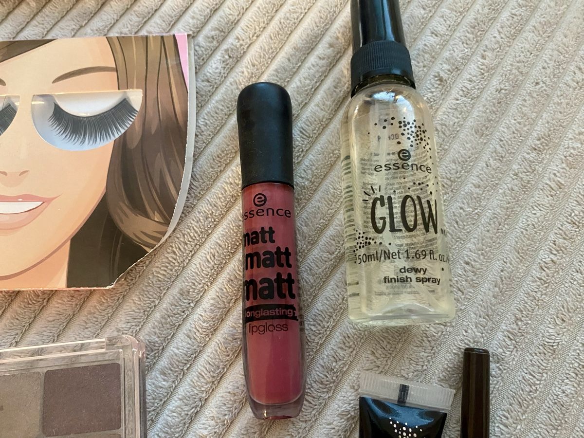 Make-up: Essence Make Up Paket Set Lidschatten Highlighter Blush Glow – Gebraucht aus Langnau am Albis von cynthia.jolene 4