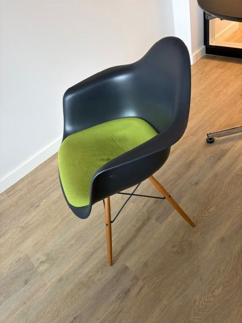 Vitra Chaises: 3 Original Eames Plastic Armchairs – D'occasion à Zürich par Catherine1966 1
