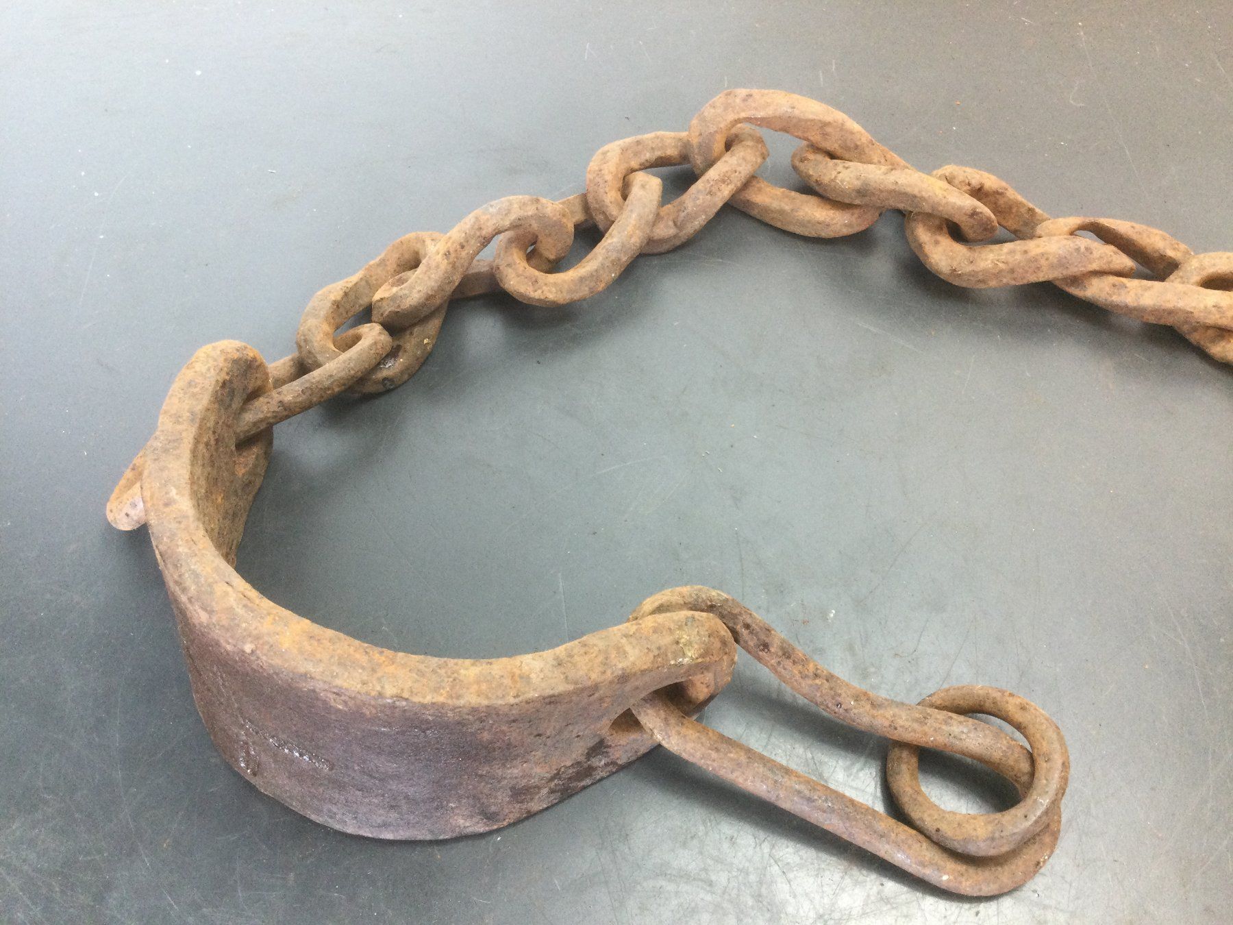 Attrezzi da lavoro: Antiker geschmiedeter Radschuh mit Kette rostig – Usato da Wangen SZ venduto da kuriosum12 5