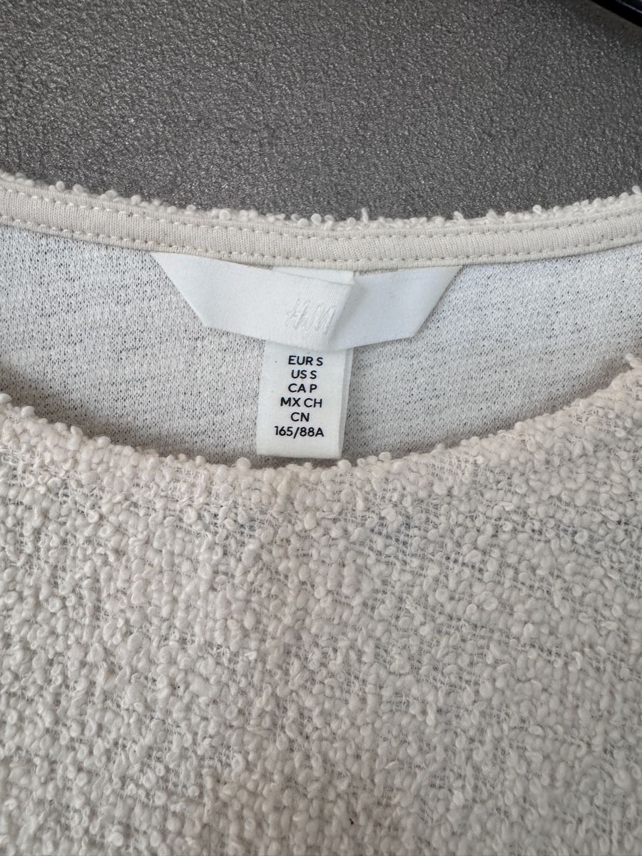 H&M T-shirts: Cremefarbener Bouclé-Pullover – D'occasion à Schindellegi par lmth 1