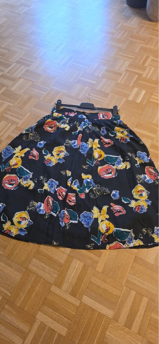 Gonne: Sommerrock schwarz mit Blumenmuster, Gr. 38, Viskose/Polyami – Usato da St. Gallen venduto da mania03 1