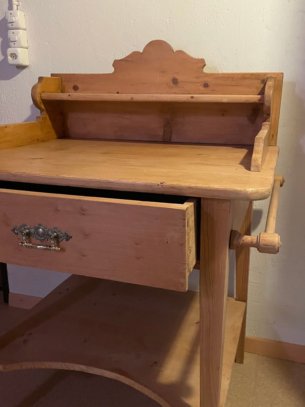 Commodes: Antikes Holzmöbel mit Schublade – D'occasion à Hausen am Albis par Werk3 1