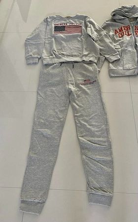 Knabenpullover mit Trainerhose und Sweatjacke