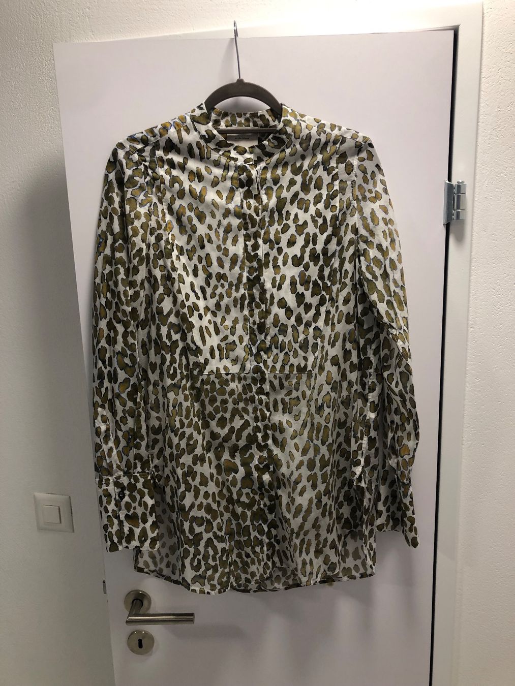 Blusen: Leichte Sommerbluse, Leo-Print, Gr. IT 40 – Gebraucht aus Zizers von sarah_1987