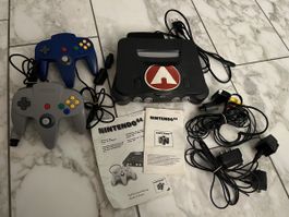 Nintendo 64 Konsole mit Zubehör und zwei Controllern