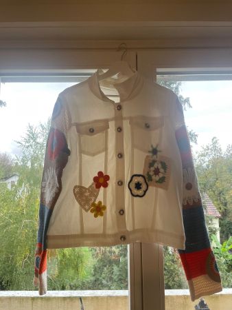Weisse Jacke mit Häkelärmeln