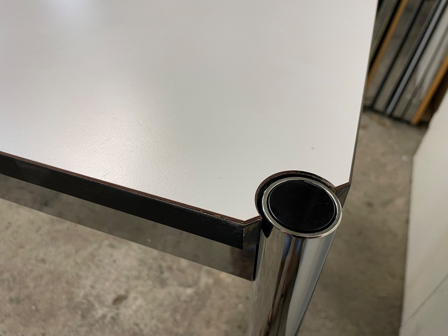 USM Tavoli: Usm Haller Stehtisch – Usato da Basel venduto da M.Secondhand 2
