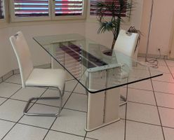 Esstisch aus Glas mit 2 Stühlen aus Wohnungsauflösung