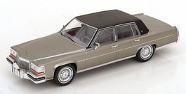CADILLAC FLEETWOOD BROUGHAM 1982 GRAU 1:18 MCG