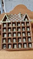 Fingerhuet-Sammlung im Holzhaus, 30 Stueck mit Motiven