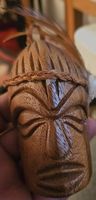 Handgeschnitzte Tribal Holzfigur mit Muschel   Federn