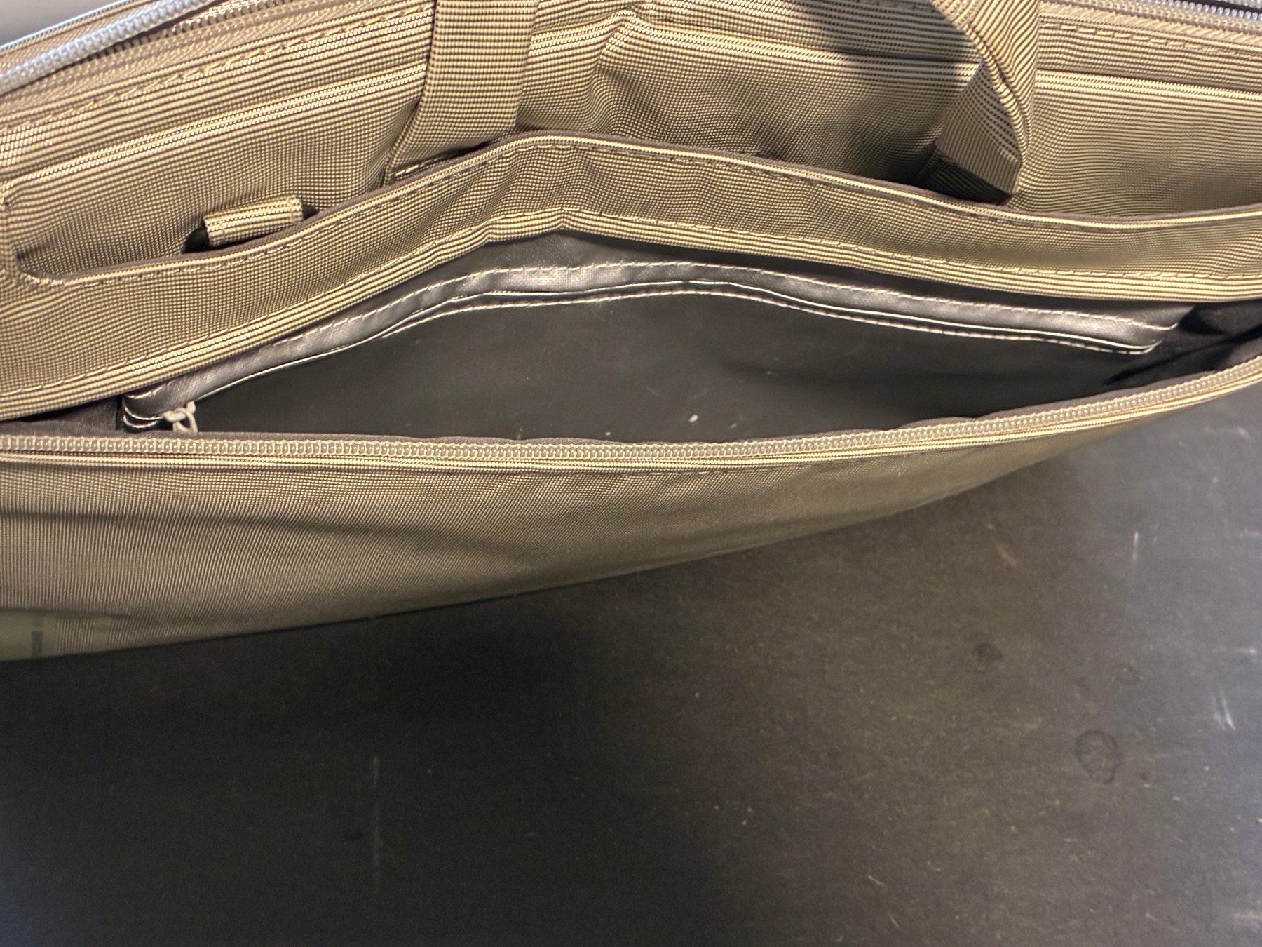 Taschen: Notebooktasche 17" – Gebraucht aus Schwerzenbach von parue85 2